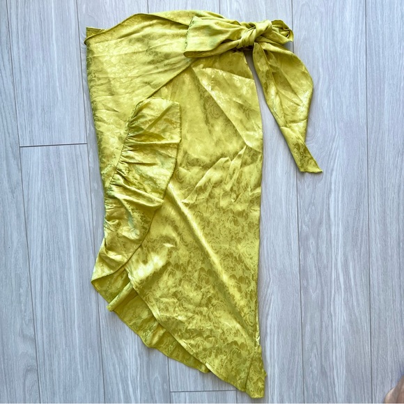 PRETTY LITTLE THING Lime Green Satin Frill Hem Crop Top & Tie Waist Wrap Skirt - Picture 12 of 14